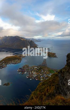 Reine vom Reinebringen, Blick auf die atemberaubenden Berge der Lofoten Inseln, Norwegen Stockfoto