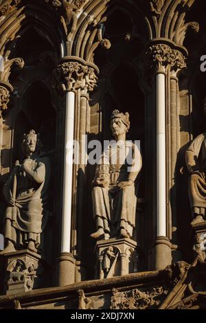 Nidaros alten gotischen Kathedrale Blick auf Fassadengestaltung mit Bögen, Säulen und Statuen. Nidarosdomen, Trondheim, Norwegen Stockfoto