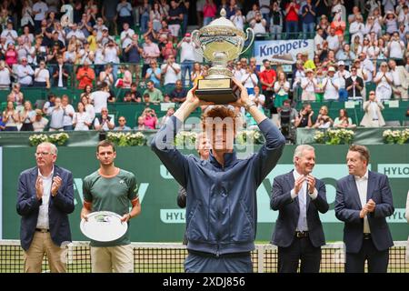 23. Juni 2024, Halle Westf, Westfalen, Deutschland: Jannik Sinner (ITA) mit Trophäe während der 31. TERRA WORTMANN OPEN, ATP500 - Herren Tennis (Bild: © Mathias Schulz/ZUMA Press Wire) NUR REDAKTIONELLE VERWENDUNG! Nicht für kommerzielle ZWECKE! Stockfoto