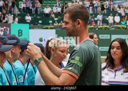 23. Juni 2024, Halle Westf, Westfalen, Deutschland: Hubert Hurkacz (POL) gibt während der 31er Medaillen. TERRA WORTMANN OPEN, ATP500 - Herren Tennis (Bild: © Mathias Schulz/ZUMA Press Wire) NUR REDAKTIONELLE VERWENDUNG! Nicht für kommerzielle ZWECKE! Stockfoto