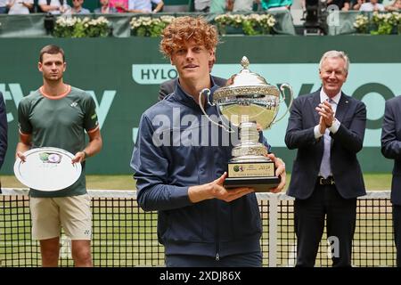 23. Juni 2024, Halle Westf, Westfalen, Deutschland: Jannik Sinner (ITA) mit Trophäe während der 31. TERRA WORTMANN OPEN, ATP500 - Herren Tennis (Bild: © Mathias Schulz/ZUMA Press Wire) NUR REDAKTIONELLE VERWENDUNG! Nicht für kommerzielle ZWECKE! Stockfoto