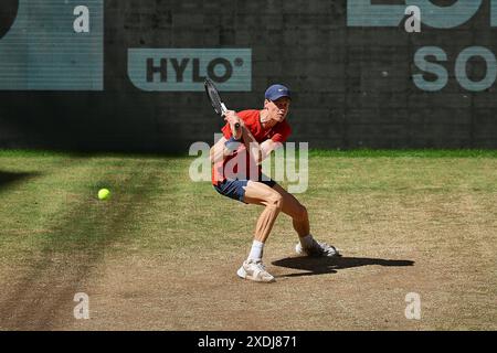 23. Juni 2024, Halle Westf, Westfalen, Deutschland: Jannik Sinner (ITA) kehrt mit Rückhand während des 31 zurück. TERRA WORTMANN OPEN, ATP500 - Herren Tennis (Bild: © Mathias Schulz/ZUMA Press Wire) NUR REDAKTIONELLE VERWENDUNG! Nicht für kommerzielle ZWECKE! Stockfoto