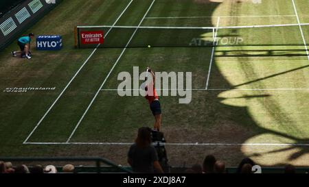 23. Juni 2024, Halle Westf, Westfalen, Deutschland: Jannik Sinner (ITA) dient während der 31. TERRA WORTMANN OPEN, ATP500 - Herren Tennis (Bild: © Mathias Schulz/ZUMA Press Wire) NUR REDAKTIONELLE VERWENDUNG! Nicht für kommerzielle ZWECKE! Stockfoto