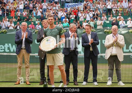 23. Juni 2024, Halle Westf, Westfalen, Deutschland: Hubert Hurkacz (POL) mit Trophäe während der 31. TERRA WORTMANN OPEN, ATP500 - Herren Tennis (Bild: © Mathias Schulz/ZUMA Press Wire) NUR REDAKTIONELLE VERWENDUNG! Nicht für kommerzielle ZWECKE! Stockfoto