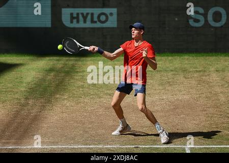 23. Juni 2024, Halle Westf, Westfalen, Deutschland: Jannik Sinner (ITA) kehrt mit Vorhand während des 31 zurück. TERRA WORTMANN OPEN, ATP500 - Herren Tennis (Bild: © Mathias Schulz/ZUMA Press Wire) NUR REDAKTIONELLE VERWENDUNG! Nicht für kommerzielle ZWECKE! Stockfoto