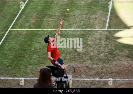 23. Juni 2024, Halle Westf, Westfalen, Deutschland: Jannik Sinner (ITA) dient während der 31. TERRA WORTMANN OPEN, ATP500 - Herren Tennis (Bild: © Mathias Schulz/ZUMA Press Wire) NUR REDAKTIONELLE VERWENDUNG! Nicht für kommerzielle ZWECKE! Stockfoto