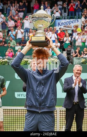 23. Juni 2024, Halle Westf, Westfalen, Deutschland: Jannik Sinner (ITA) mit Trophäe während der 31. TERRA WORTMANN OPEN, ATP500 - Herren Tennis (Bild: © Mathias Schulz/ZUMA Press Wire) NUR REDAKTIONELLE VERWENDUNG! Nicht für kommerzielle ZWECKE! Stockfoto