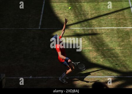 23. Juni 2024, Halle Westf, Westfalen, Deutschland: Jannik Sinner (ITA) dient während der 31. TERRA WORTMANN OPEN, ATP500 - Herren Tennis (Bild: © Mathias Schulz/ZUMA Press Wire) NUR REDAKTIONELLE VERWENDUNG! Nicht für kommerzielle ZWECKE! Stockfoto