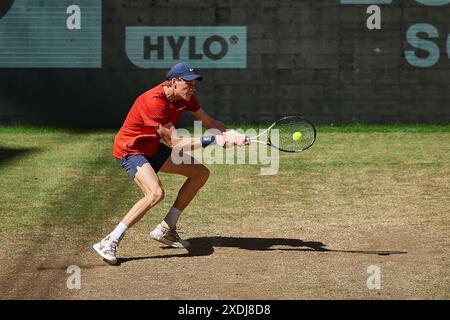 23. Juni 2024, Halle Westf, Westfalen, Deutschland: Jannik Sinner (ITA) kehrt mit Rückhand während des 31 zurück. TERRA WORTMANN OPEN, ATP500 - Herren Tennis (Bild: © Mathias Schulz/ZUMA Press Wire) NUR REDAKTIONELLE VERWENDUNG! Nicht für kommerzielle ZWECKE! Stockfoto