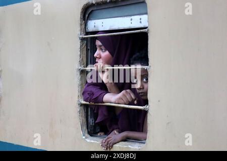 Joydevpur, Gazipur, Bangladesch. Juni 2024. Pendler kehren nach dem Eid al-Adha-Urlaub in überfüllten Zügen in die Hauptstadt Dhaka zurück, um an der Arbeit teilzunehmen. Das Foto wurde vom Bahnhof Joydevpur im Bezirk Gazipur aufgenommen. (Kreditbild: © Syed Mahabubul Kader/ZUMA Press Wire) NUR REDAKTIONELLE VERWENDUNG! Nicht für kommerzielle ZWECKE! Quelle: ZUMA Press, Inc./Alamy Live News Stockfoto