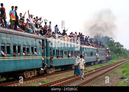 Joydevpur, Gazipur, Bangladesch. Juni 2024. Pendler kehren nach dem Eid al-Adha-Urlaub in überfüllten Zügen in die Hauptstadt Dhaka zurück, um an der Arbeit teilzunehmen. Das Foto wurde vom Bahnhof Joydevpur im Bezirk Gazipur aufgenommen. (Kreditbild: © Syed Mahabubul Kader/ZUMA Press Wire) NUR REDAKTIONELLE VERWENDUNG! Nicht für kommerzielle ZWECKE! Quelle: ZUMA Press, Inc./Alamy Live News Stockfoto