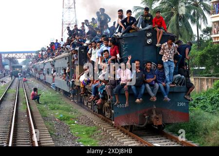 Joydevpur, Gazipur, Bangladesch. Juni 2024. Pendler kehren nach dem Eid al-Adha-Urlaub in überfüllten Zügen in die Hauptstadt Dhaka zurück, um an der Arbeit teilzunehmen. Das Foto wurde vom Bahnhof Joydevpur im Bezirk Gazipur aufgenommen. (Kreditbild: © Syed Mahabubul Kader/ZUMA Press Wire) NUR REDAKTIONELLE VERWENDUNG! Nicht für kommerzielle ZWECKE! Quelle: ZUMA Press, Inc./Alamy Live News Stockfoto