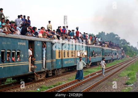 Joydevpur, Gazipur, Bangladesch. Juni 2024. Pendler kehren nach dem Eid al-Adha-Urlaub in überfüllten Zügen in die Hauptstadt Dhaka zurück, um an der Arbeit teilzunehmen. Das Foto wurde vom Bahnhof Joydevpur im Bezirk Gazipur aufgenommen. (Kreditbild: © Syed Mahabubul Kader/ZUMA Press Wire) NUR REDAKTIONELLE VERWENDUNG! Nicht für kommerzielle ZWECKE! Quelle: ZUMA Press, Inc./Alamy Live News Stockfoto
