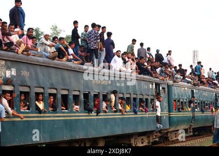 Joydevpur, Gazipur, Bangladesch. Juni 2024. Pendler kehren nach dem Eid al-Adha-Urlaub in überfüllten Zügen in die Hauptstadt Dhaka zurück, um an der Arbeit teilzunehmen. Das Foto wurde vom Bahnhof Joydevpur im Bezirk Gazipur aufgenommen. (Kreditbild: © Syed Mahabubul Kader/ZUMA Press Wire) NUR REDAKTIONELLE VERWENDUNG! Nicht für kommerzielle ZWECKE! Quelle: ZUMA Press, Inc./Alamy Live News Stockfoto