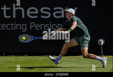 Max Purcell im Kampf gegen Henry Searle (nicht abgebildet) am zweiten Tag des Rothesay International im Devonshire Park, Eastbourne. Bilddatum: Sonntag, 23. Juni 2024. Stockfoto