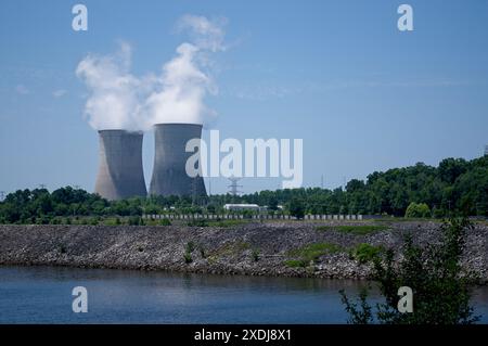 Dampf, der aus Kühltürmen eines Kernkraftwerks steigt Stockfoto