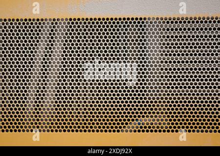 In Metallblech eingestanzte Löcher für Kühlung und Luftzirkulation Stockfoto