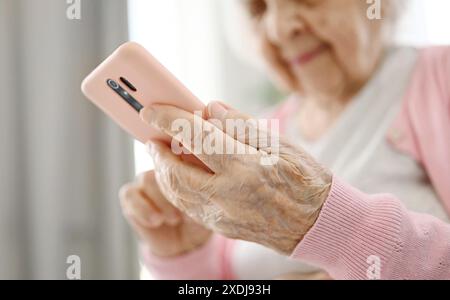 Ältere Frau Mit Smartphone, Die Internetnachrichten Liest, Nahansicht Stockfoto