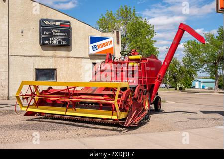 Trochu, Alberta – 9. Juni 2024: Der alte Massey Harris Combine in Trochu, Alberta. Stockfoto