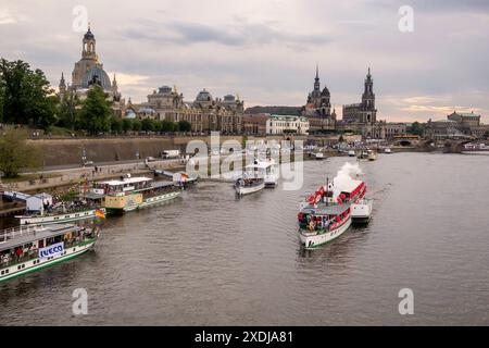 Der Riverboat-Shuffle ist eine Parade aus historischen Raddampfern und Salonschiffen der Sächsischen Dampfschifffahrt. Abends fahren sie von der Anlegestelle am Terrassenufer in Dresden mit Jazz-Bands und Besuchern an der Elbe entlang, in Richtung Pillnitz. *** Das Riverboat Shuffle ist eine Parade historischer Raddampfer und Salonboote der Sächsischen Dampfschifffahrt Sächsische Dampfschifffahrt Sächsische Dampfschifffahrt Sächsische Dampfschifffahrt Sächsische Dampfschifffahrt Sächsische Dampfschifffahrt Sächsische Dampfschifffahrt Sächsische Dampfschifffahrt Sächsische Dampfschifffahrt Sächsische Dampfschifffahrt Sächsische Dampfschifffahrt Sächsische Dampfschifffahrt Stockfoto