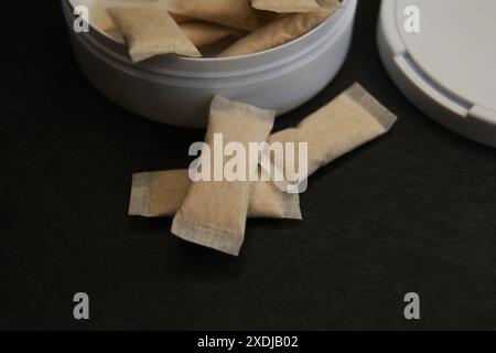 Verpackung und Nikotinpads auf dunklem Hintergrund. Stockfoto