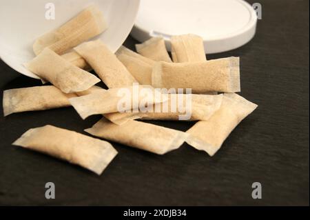 Verpackung und Nikotinpads auf dunklem Hintergrund. Nahaufnahme. Stockfoto