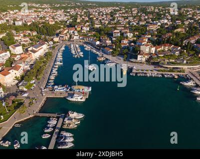 Luftaufnahme der Stadt Malinska auf der Insel Krk, Kroatien Stockfoto