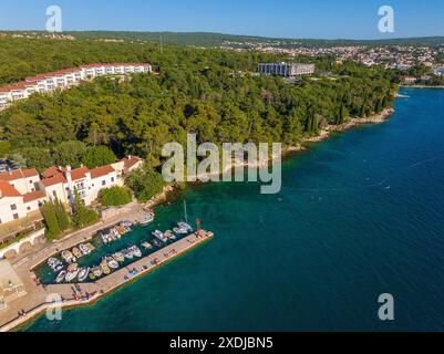 Luftaufnahme der Küste bei Malinska auf der Insel Krk, Kroatien Stockfoto