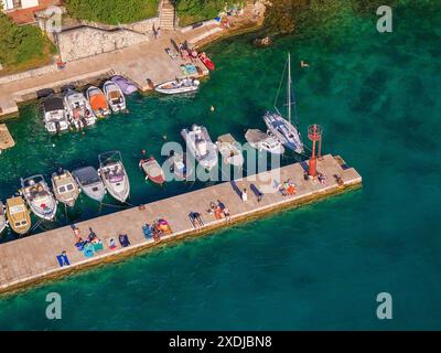 Luftaufnahme des städtischen Strandes in Malinska Stadt auf der Insel Krk, Kroatien Stockfoto