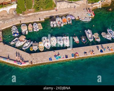 Luftaufnahme des städtischen Strandes in Malinska Stadt auf der Insel Krk, Kroatien Stockfoto