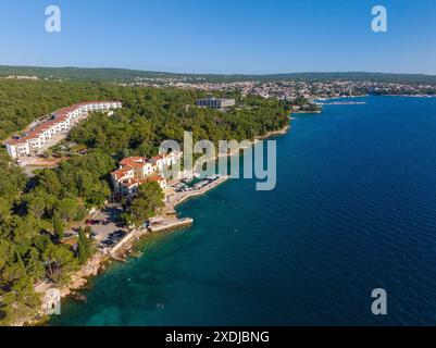 Luftaufnahme der Küste bei Malinska auf der Insel Krk, Kroatien Stockfoto