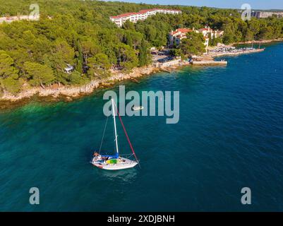 Aus der Vogelperspektive auf die Küste mit einem Segelboot in der Nähe von Malinska auf der Insel Krk, Kroatien Stockfoto