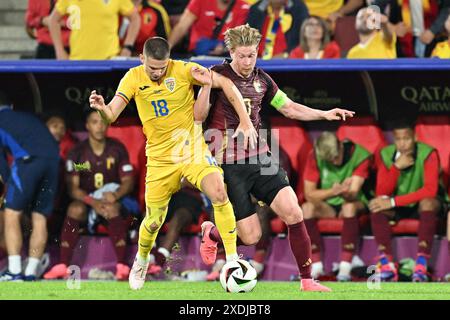 Razvan Marin (18) aus Rumänien kämpfte am zweiten Spieltag in der Gruppe E in der Gruppenphase des UEFA Euro 2024-Turniers um den Ball mit Kevin de Bruyne (7) aus Belgien, während eines Fußballspiels zwischen den belgischen Nationalmannschaften, den Red Devils und Rumänien. am Sonntag den 22 . Juni 2024 in Köln , Deutschland . FOTO SPORTPIX | David Catry Stockfoto