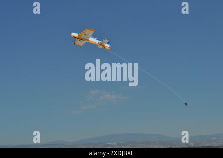 Das funkgesteuerte Flugzeugmodell mit Fernbedienung Stockfoto