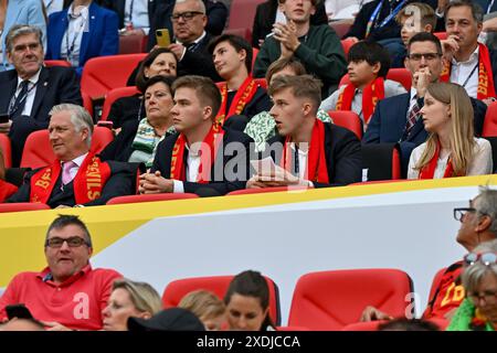 König Philippe - Filip von Belgien, Prinz Gabriel, Prinz Emmanuel und Prinzessin Eleonore, dargestellt während eines Fußballspiels zwischen den belgischen Nationalmannschaften, den Roten Teufeln und Rumänien am zweiten Spieltag in der Gruppe E in der Gruppenphase des UEFA Euro 2024-Turniers , am Samstag den 22 . Juni 2024 in Köln , Deutschland . FOTO SPORTPIX | David Catry Stockfoto