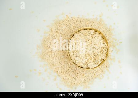 Eine Kupferschale gefüllt mit geschlagenen Reisflocken alias Chiura Chiuda für Paddy Plantation Day Asaar 15 dahi Chiura Celebration in Nepal Stockfoto