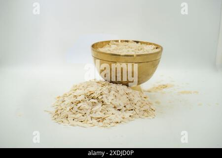 Eine Kupferschale gefüllt mit geschlagenen Reisflocken alias Chiura Chiuda für Paddy Plantation Day Asaar 15 dahi Chiura Celebration in Nepal Stockfoto