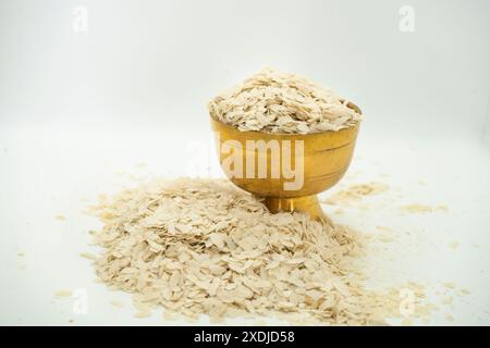 Eine Kupferschale gefüllt mit geschlagenen Reisflocken alias Chiura Chiuda für Paddy Plantation Day Asaar 15 dahi Chiura Celebration in Nepal Stockfoto