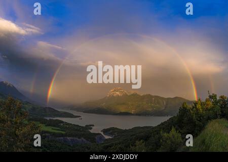 FRANKREICH. HAUTES-ALPES (05) DURANCE VALLEY, SERRE-PONCON LAKE, PIC DE MORGON, SONNENUNTERGANG NACH DEM STURM MIT EINEM DOPPELTEN REGENBOGEN Stockfoto