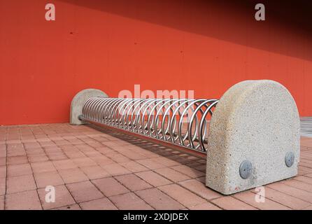 Ein Fahrradständer auf einem Bürgersteig Stockfoto