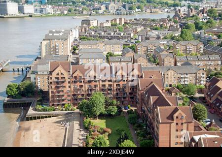 Apartmentblöcke entlang der Themse, Cross Harbour, Tower Hamlets, London, Großbritannien Stockfoto