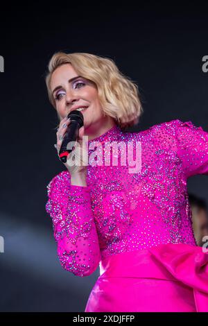 Claire Richards Sängerin tritt im Essex Pride in Chelmsford Essex auf. Stockfoto