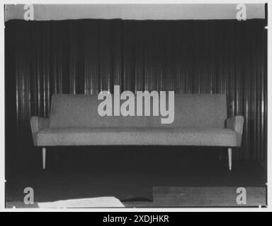 Berge-Norman Associates, Geschäftssitz 45 E. 28th St., New York City. Langes Sofa. Gottscho-Schleisner Kollektion Stockfoto