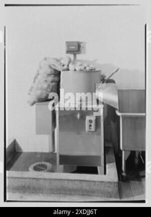 Schrafft's, Esso Building, Rockefeller Center, New York. Kartoffelschäler. Gottscho-Schleisner Kollektion Stockfoto