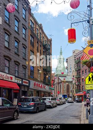 NYC Chinatown: Der Grüngris-farbene Glockenturm der Church of the Transfiguration, ein Wahrzeichen von NYC, befindet sich an der Ecke der Mott Street. Stockfoto