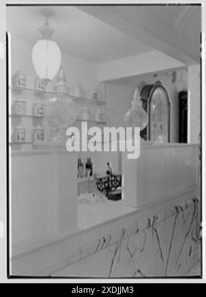 Helena Rubinstein, 16 E. 55th St., New York City. Apotheke (Apotheke). Gottscho-Schleisner Kollektion Stockfoto