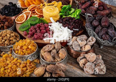 Zusammensetzung mit getrockneten Früchten und verschiedenen Nüssen. Nahrhafter Energy-Snack. Kandiertes Obst, trockene Fruchtnuss. Gesundes vegetarisches Essen. Mischung aus Nüssen, getrocknet A Stockfoto