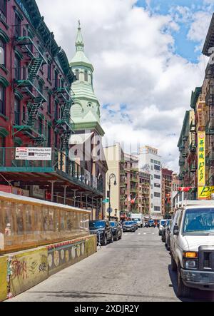 NYC Chinatown: Der Grüngris-farbene Glockenturm der Church of the Transfiguration, ein Wahrzeichen von NYC, befindet sich an der Ecke der Mott Street. Stockfoto