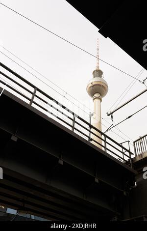 Blick auf den Fernsehturm durch zwei Eisenbahnbrücken am Berliner Bahnhof Alexanderplatz Stockfoto