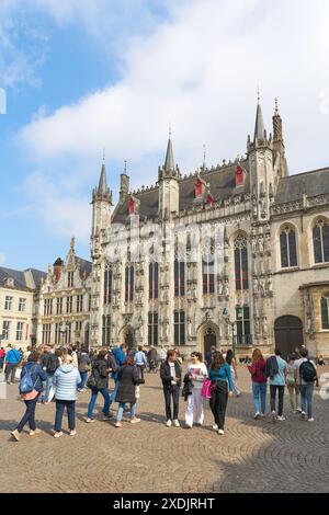 Touristen im historischen Rathaus, Stadhuis von 1376 in der Altstadt von Brügge in Belgien Stockfoto